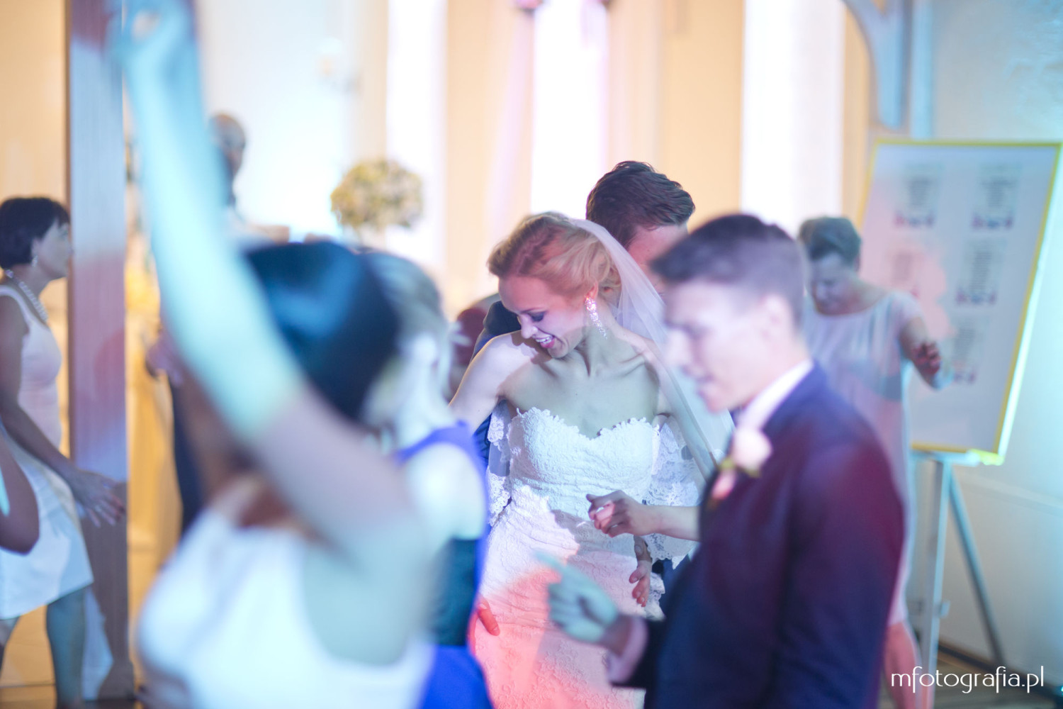 fotografia Panny Młodej podczas zabawy